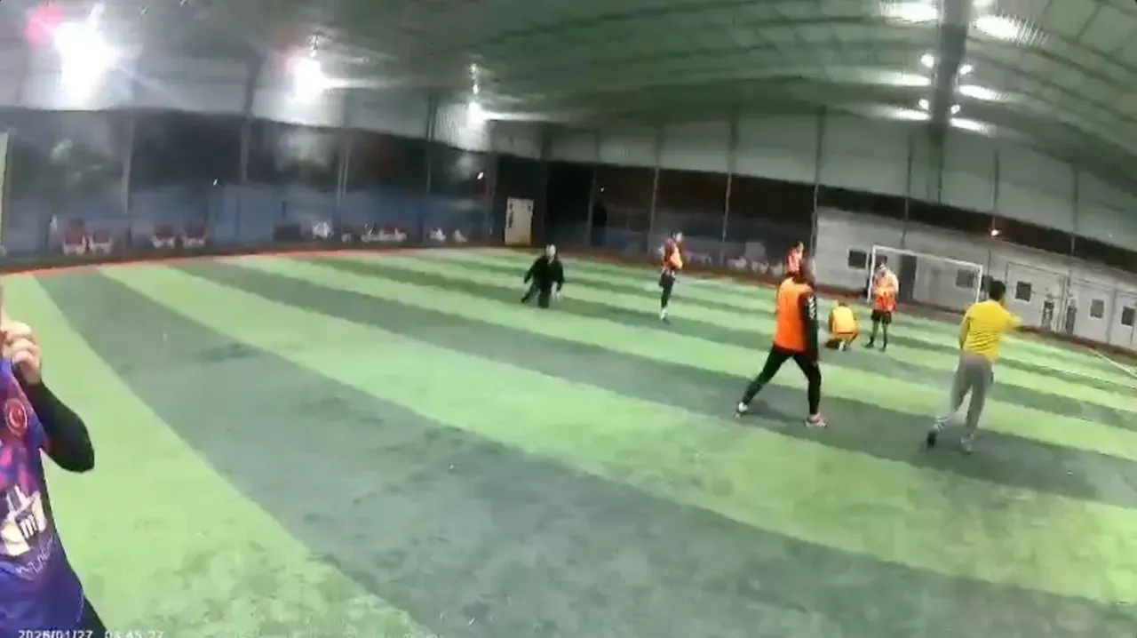 Maç için ısınırken çatı çöktü! Futbolcuların korku dolu anları kamerada