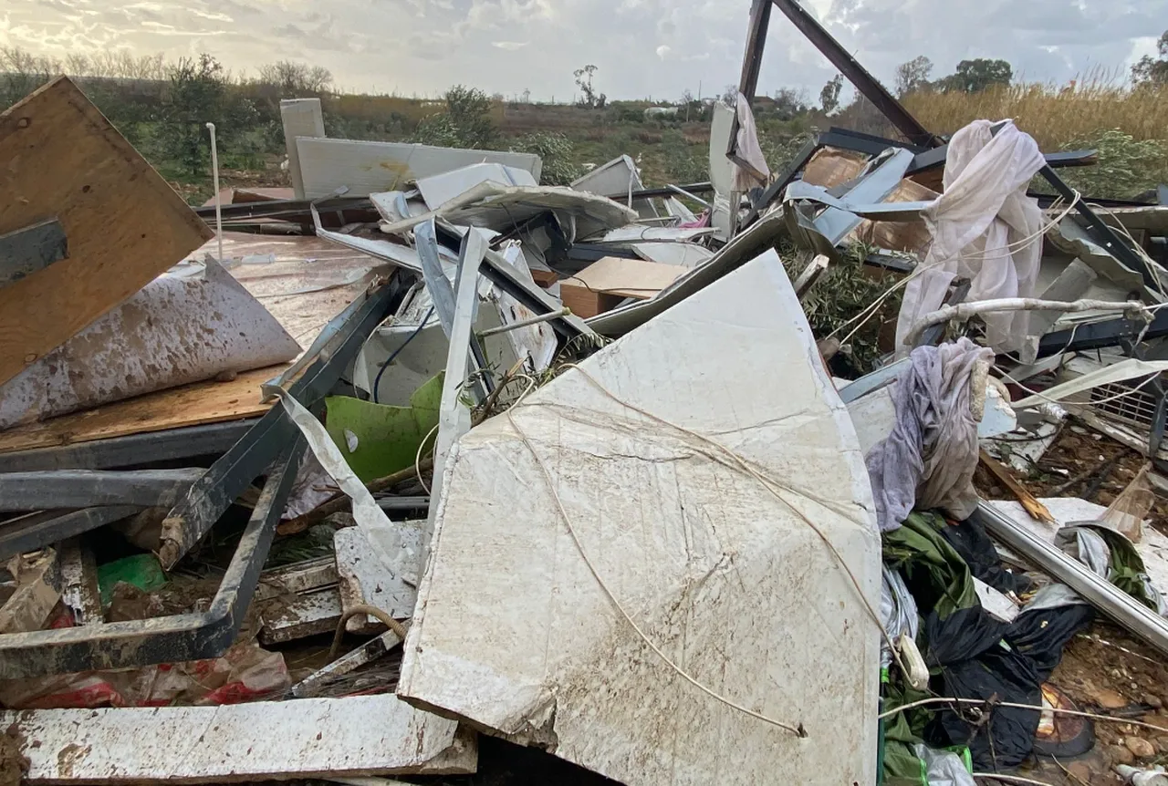 Manavgat'ta hortum! Minare ve seralar yıkıldı, ağaçlar kökünden söküldü