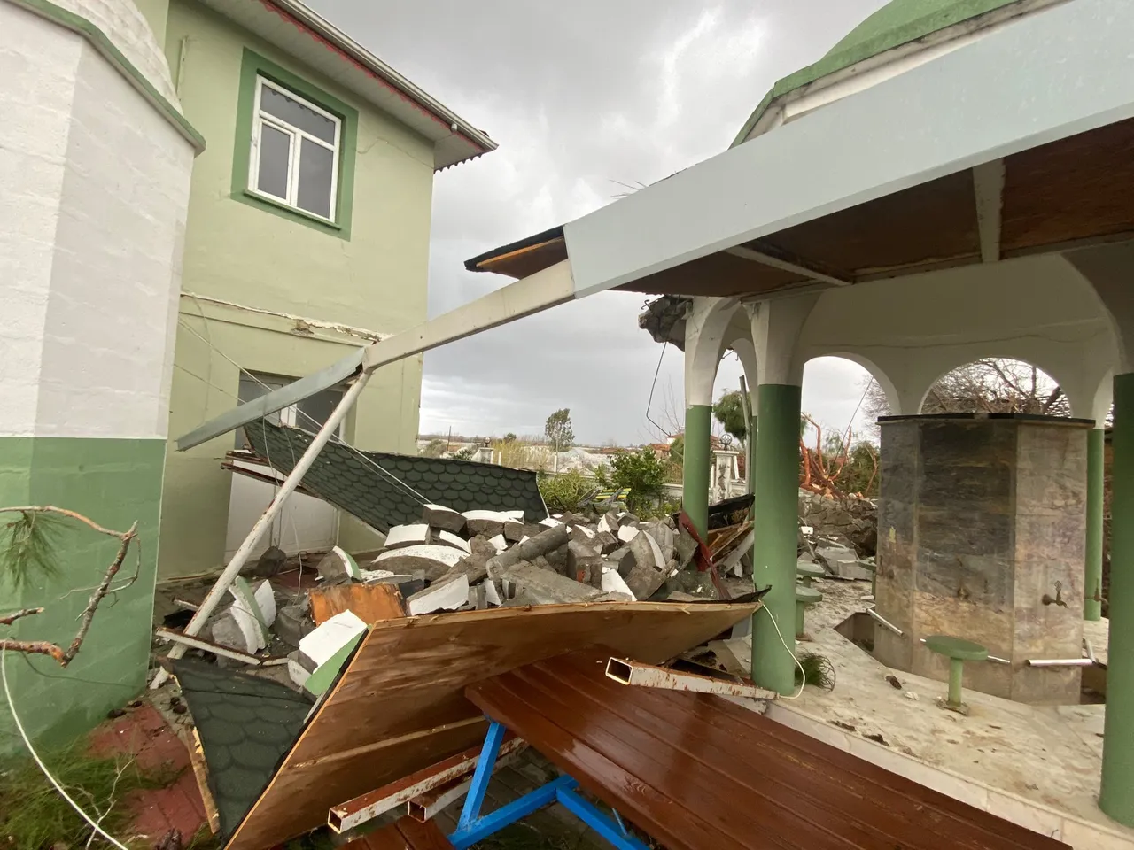 Manavgatta hortum! Minare ve seralar yıkıldı, ağaçlar kökünden söküldü