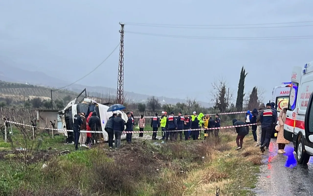 Memurları taşıyan servis üzüm bağına uçtu! Çok sayıda yaralı var