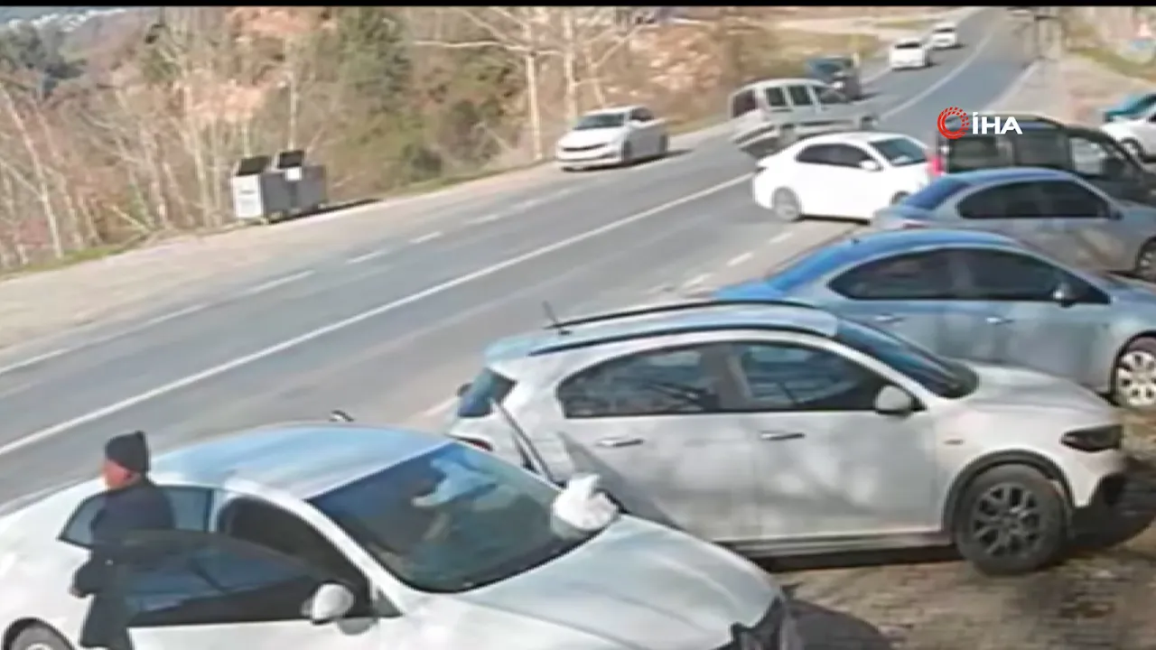 Mersin'de hafif ticari araç devrildi! 6 kişinin bulunduğu araçta can pazarı