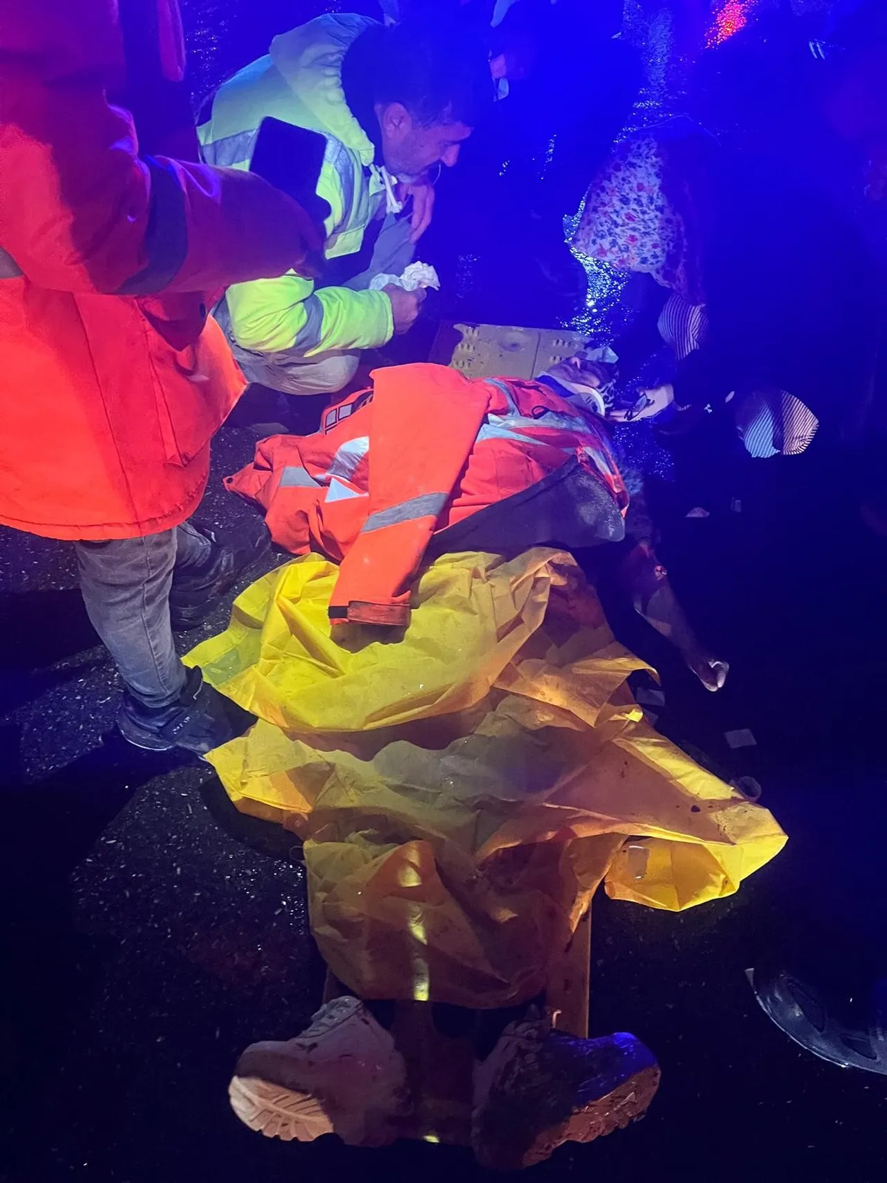 Mersin ve Adana'da işçi servisleri kaza yaptı: Uçuruma yuvarlandılar, çok sayıda yaralı var!