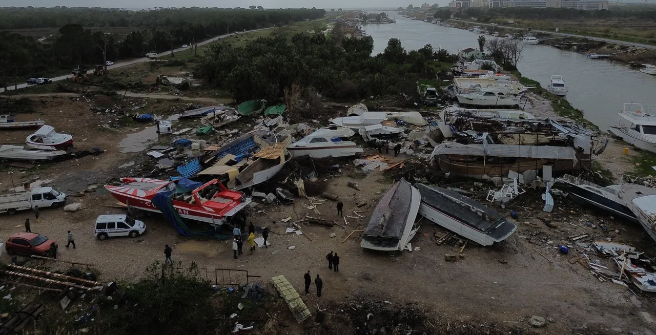 Sağanak ve hortum Antalya'yı yerle bir etti! Meteoroloji uyardı: Tehlike henüz geçmedi