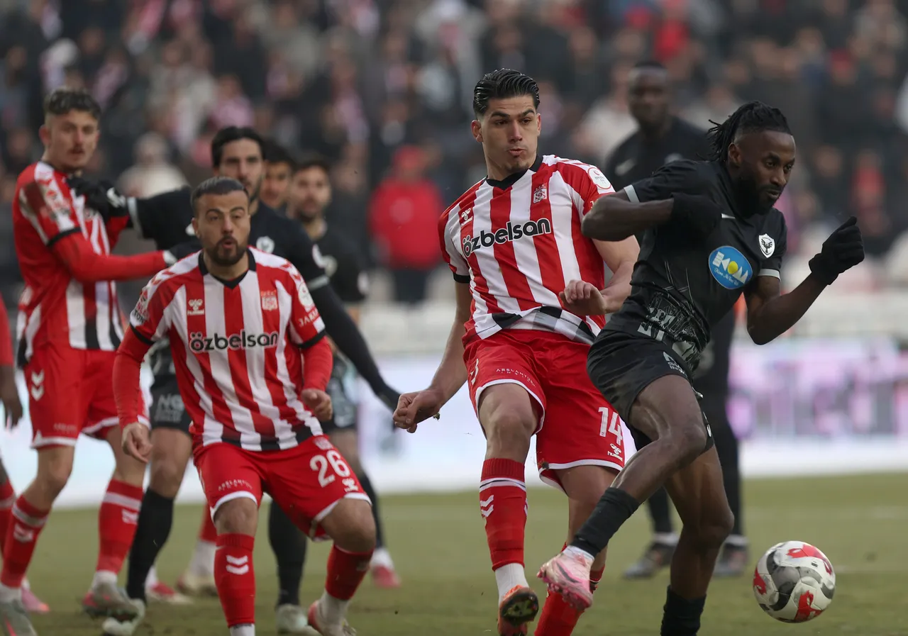 Sivasspor, 20'nci dakikada Valon Ethemi'nin golüyle öne geçerken; Amedspor’un beraberlik sayısı 57'nci dakikada Mbaye Diagne'den geldi.