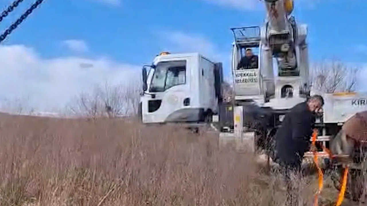 Traktörünü yıkamak isteyen çiftçi saniyelerle ölümden döndü