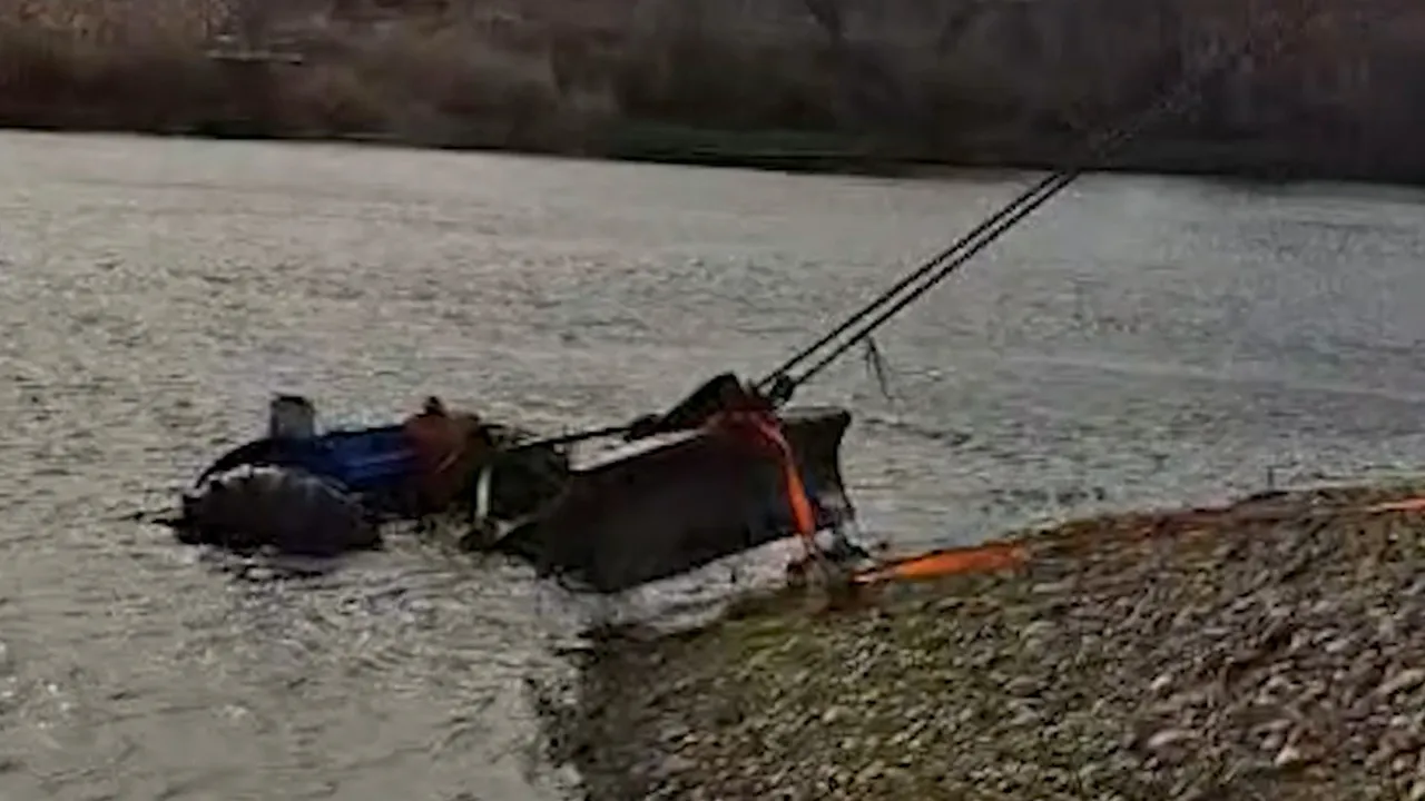 Traktörünü yıkamak isteyen çiftçi saniyelerle ölümden döndü