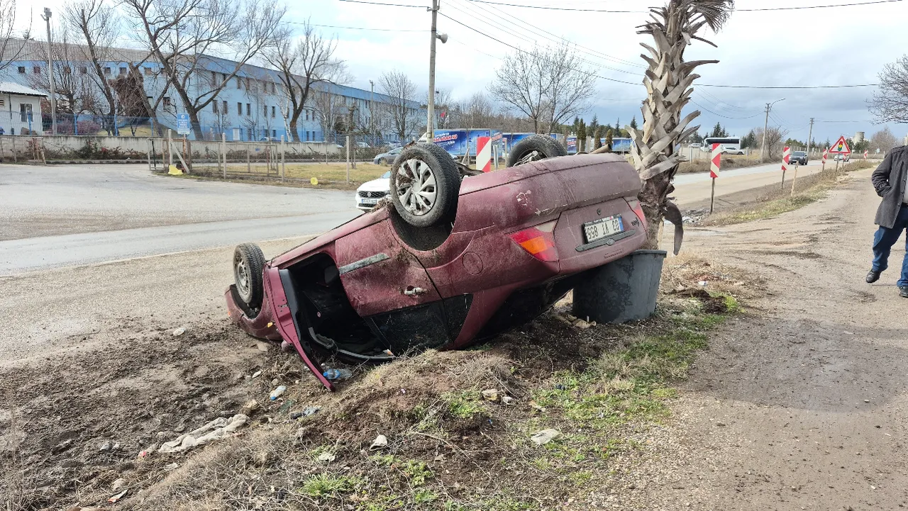 Yağışlı havada virajı alamayan otomobil takla attı! 3 kişi saniyelerle kurtuldu