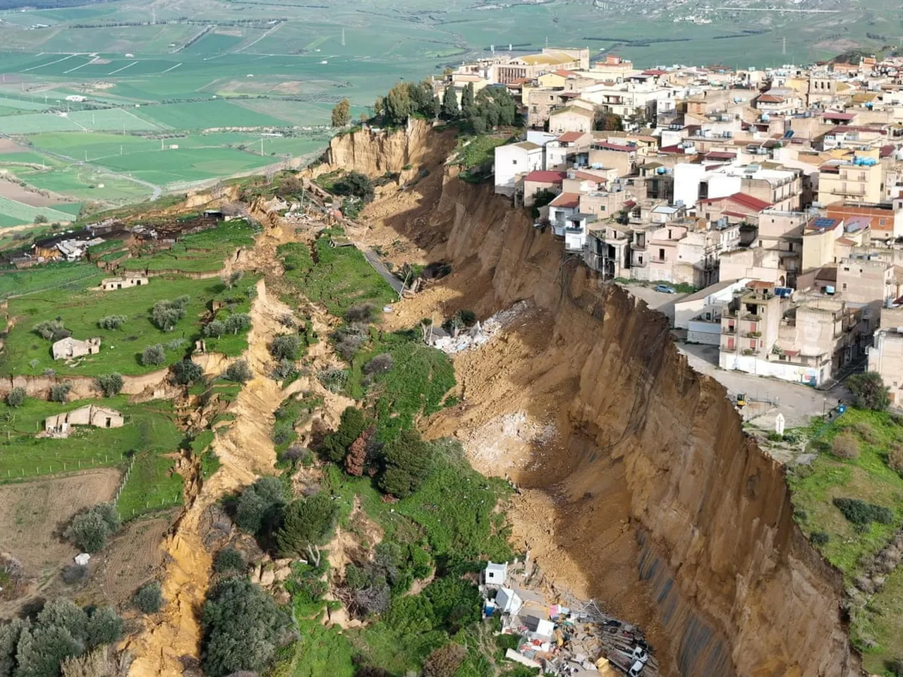 30 yıllık ihmal felaket getirdi! İtalyan kasabası uçumun kenarında sallanıyor
