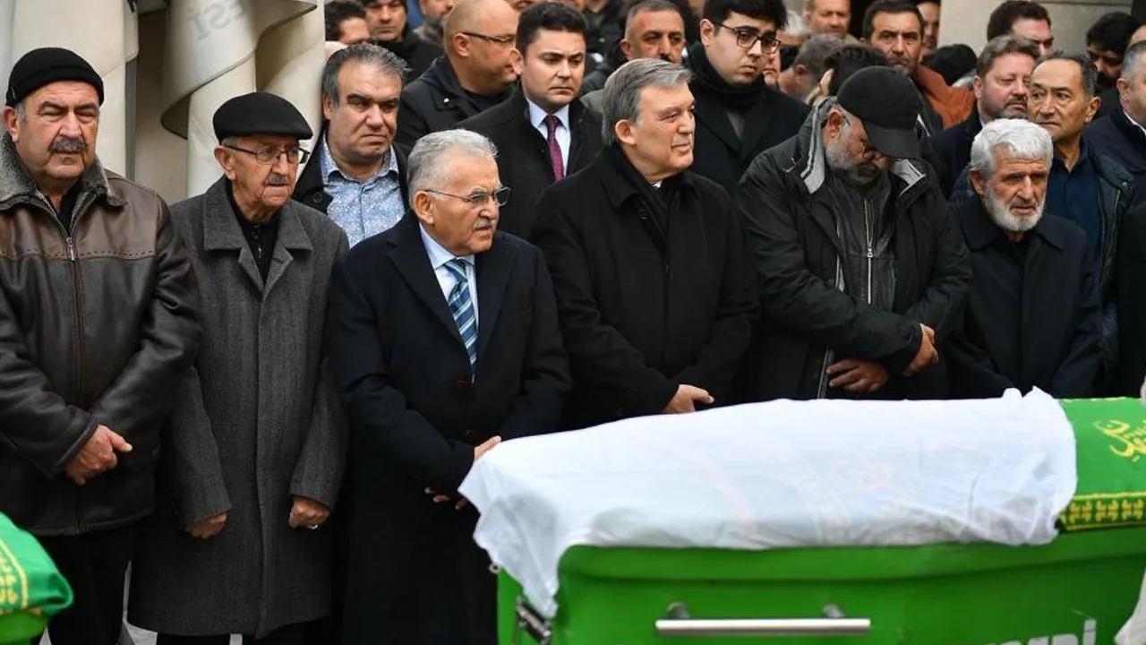 Abdullah Gül'ün acı günü! Cenazede saf tuttu