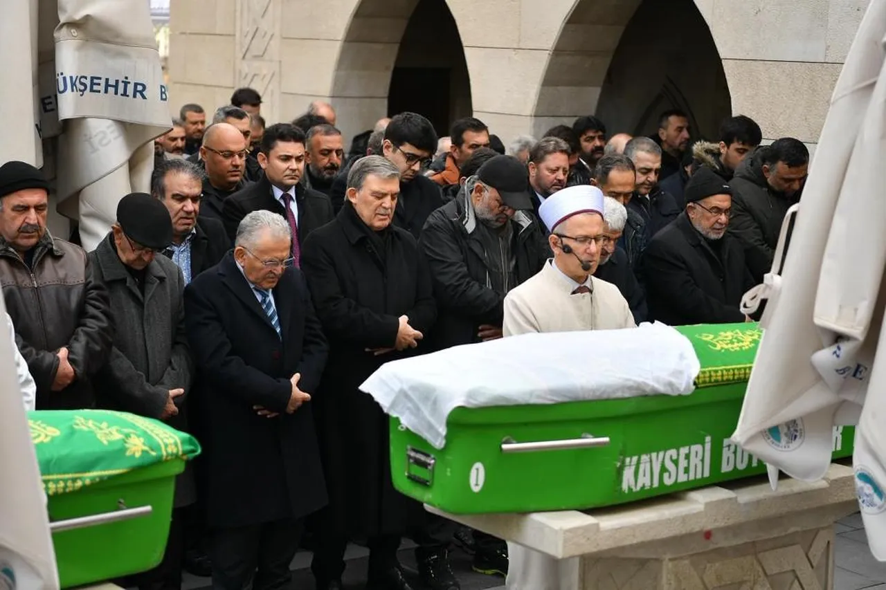 Abdullah Gül'ün acı günü! Cenazede saf tuttu