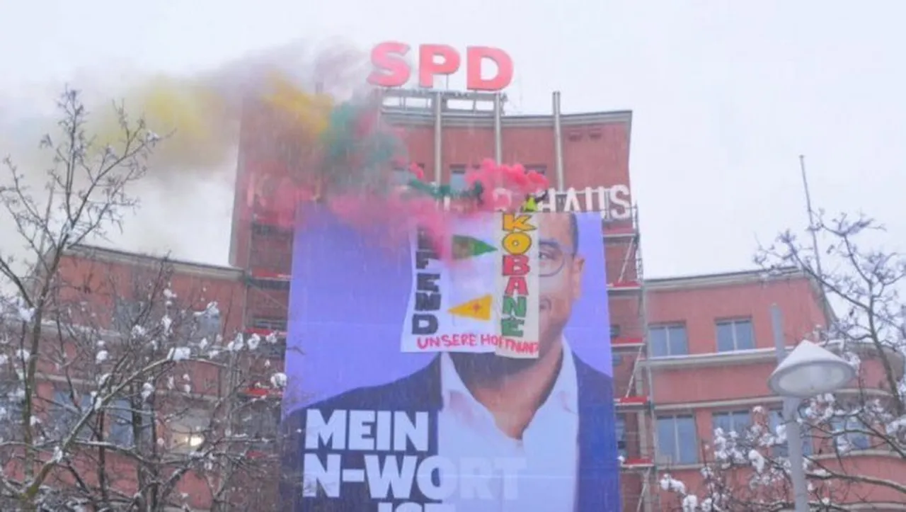 PKK terör örgütü sempatizanları, Almanya’nın Nürnberg şehrinde Sosyal Demokrat SPD’nin parti merkezini basarak pankart astı.