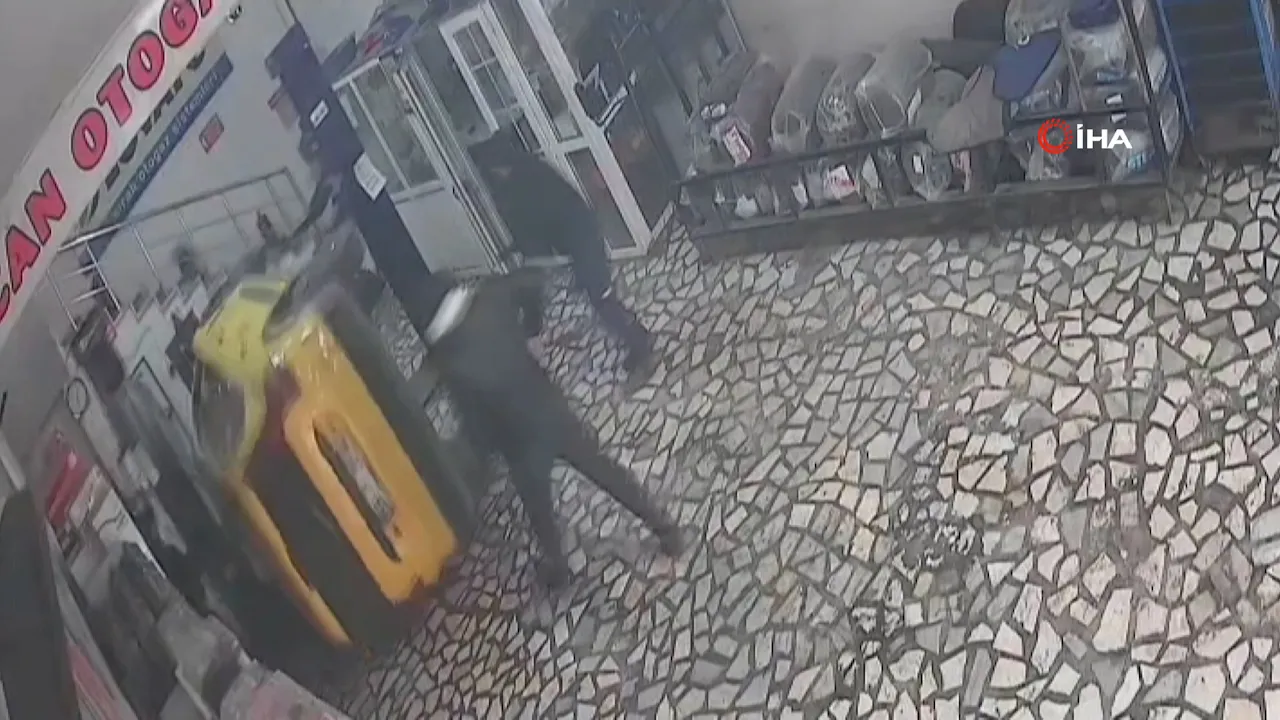 Bakım için servise bırakılan taksi liftten düştü! O anlar kamerada