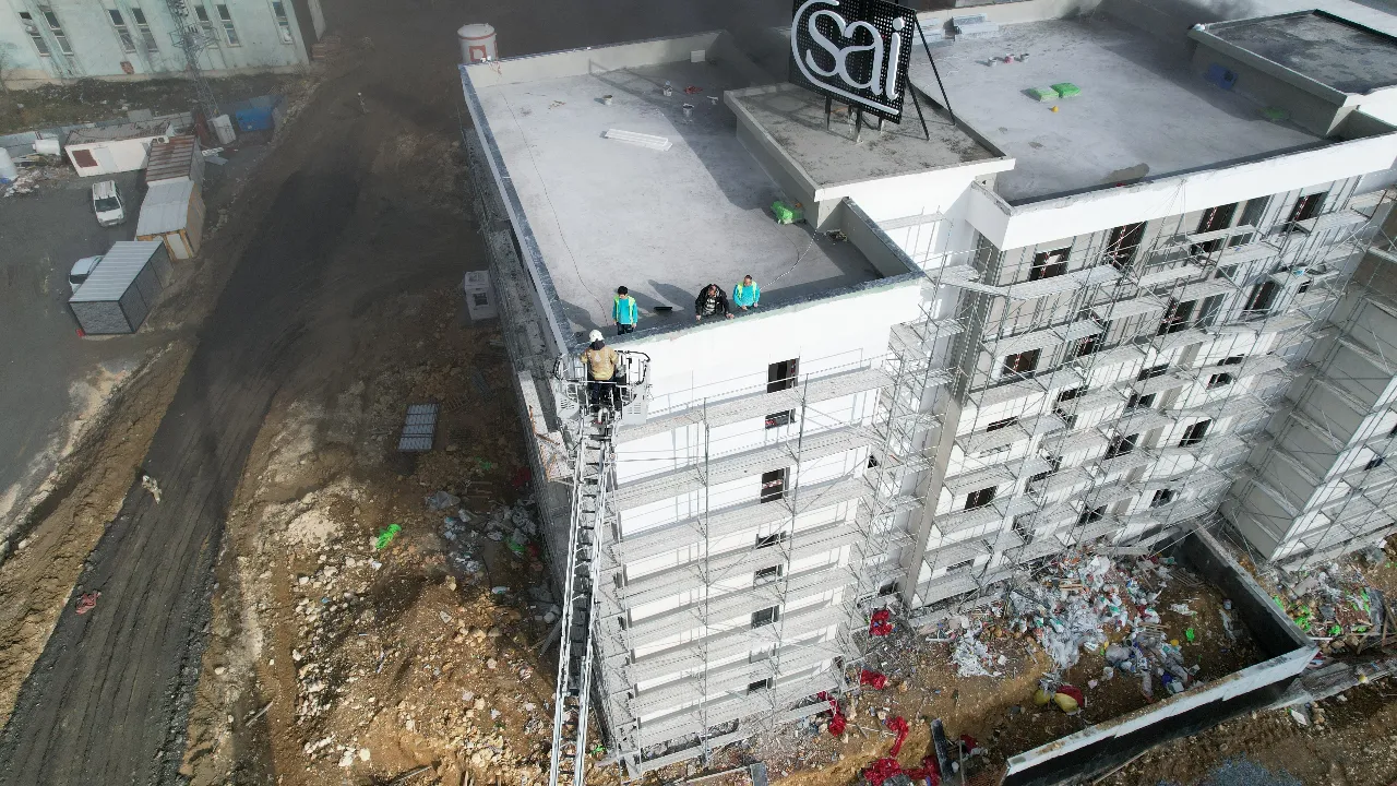 Başakşehir'de şantiyede korkutan yangın! İşçiler çatıya sığındı