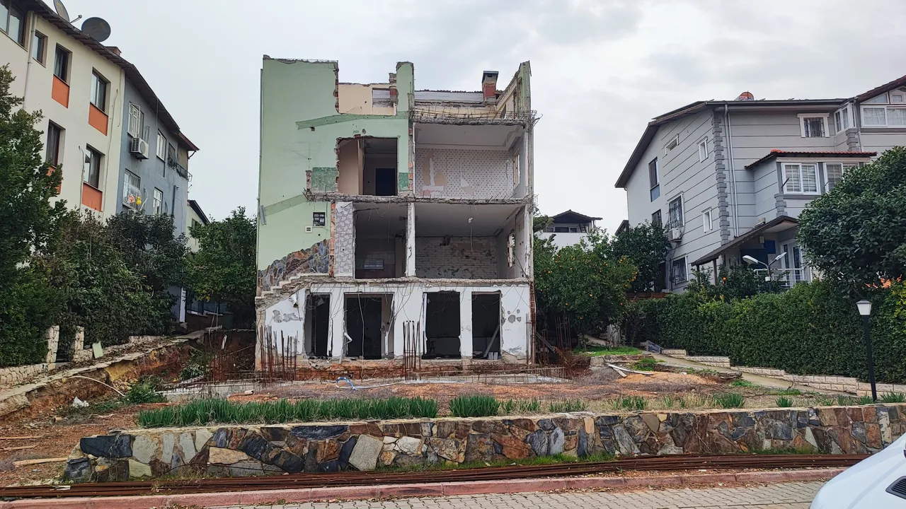 Belediyede skandal! Başkan yardımcısının yaptığı kaçak inşaata yıkım kararı