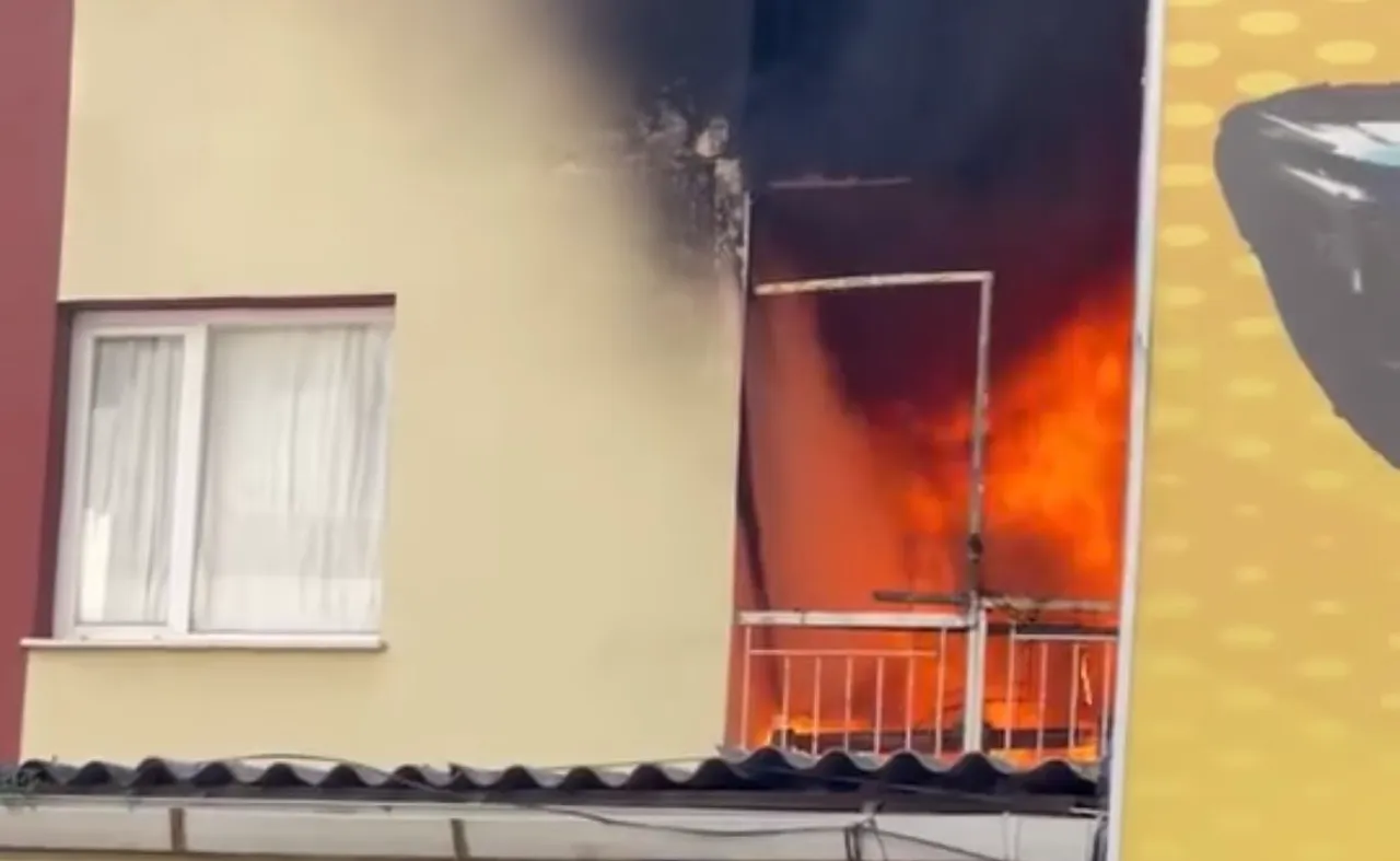 Bornova'da apartman dairesi alevlere teslim oldu! İtfaiye iş yerlerini son anda kurtardı