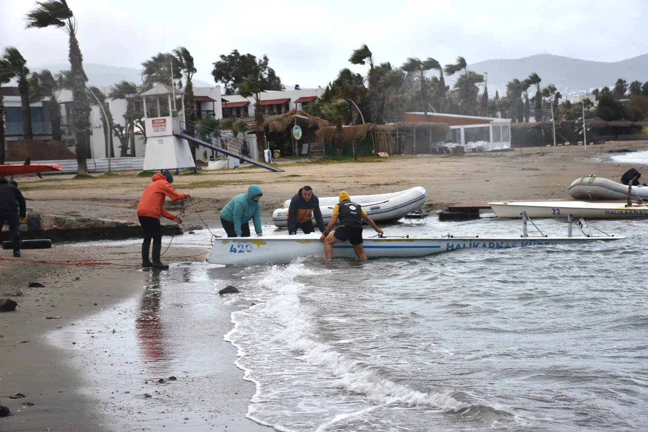 Bozcaada ve Gökçeada feribot seferlerine olumsuz hava engeli: İptal edildi