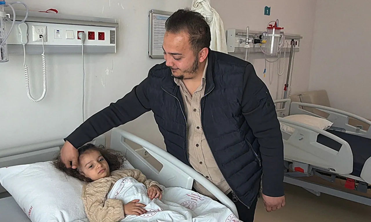 Bulantı ve kusma şikayetleriyle ailesi hastaneye götürdü! 4 yaşındaki Eda ölümden döndü