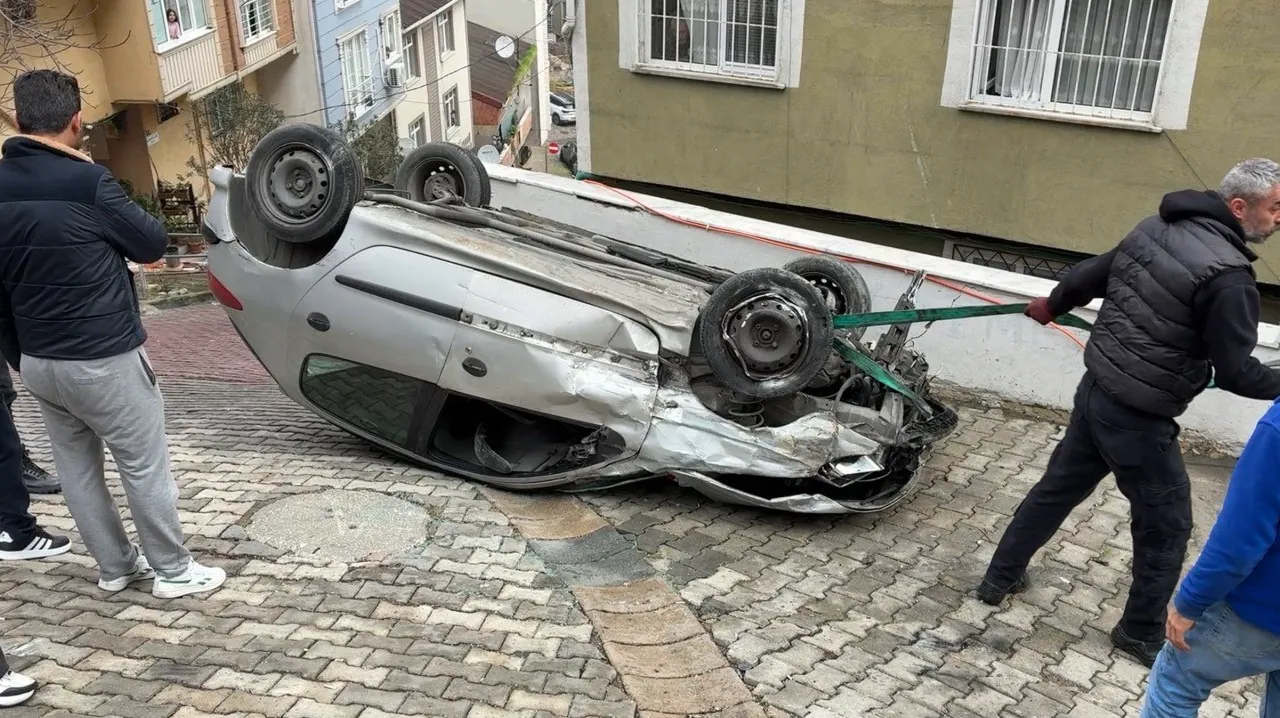 Doğal gaz kutusuna çarpan otomobil takla attı! O anlar kamerada