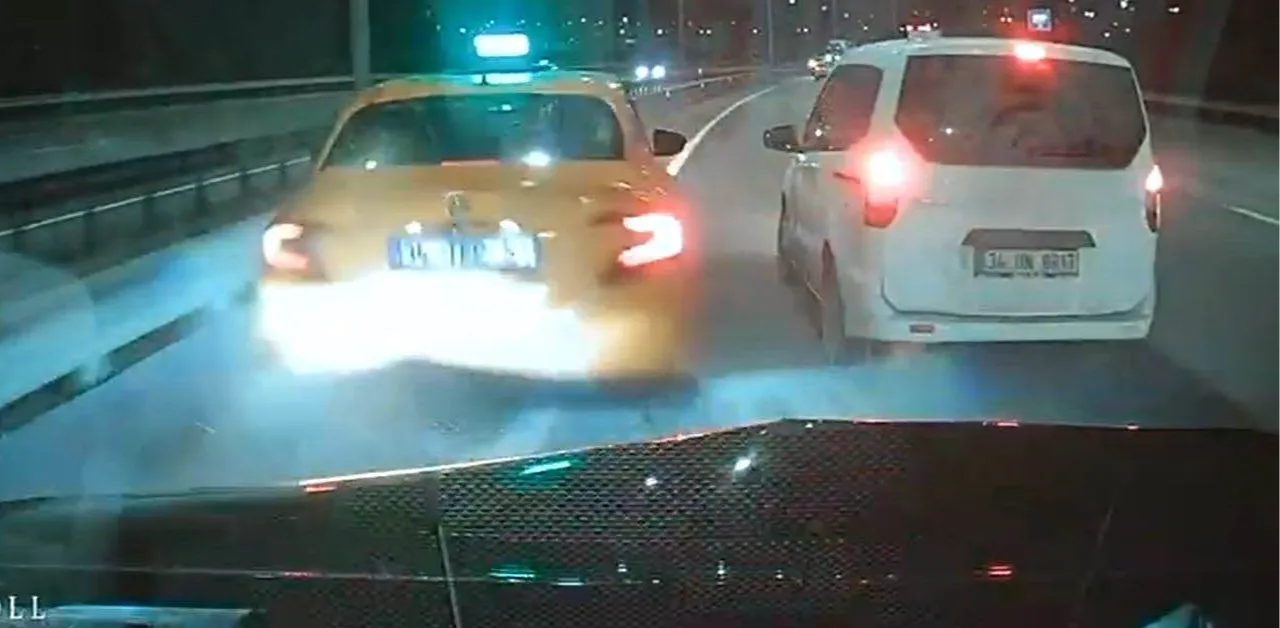 Eyüpsultan'da tehlikeli inatlaşma! Hafif ticari araç taksinin önüne kırınca kaza kaçınılmaz oldu