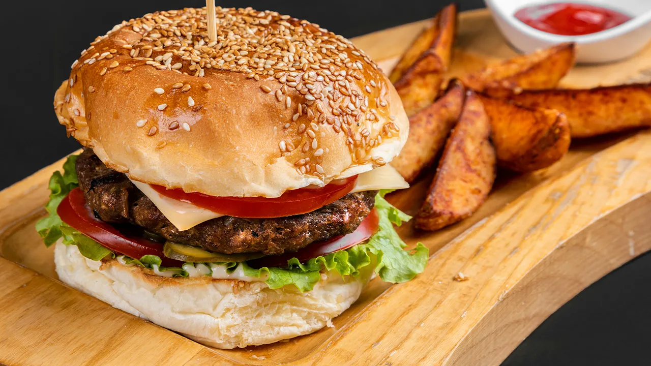 Hamburger, patates ve kola 2694 lira! Tanıdık olmayan giremiyor: Ünlü hamburgerciye Bakanlık incelemesi