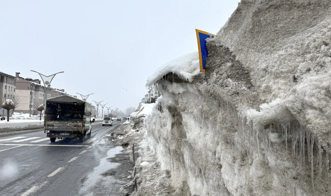 Kar kalınlığı boyları aştı! Bu kentte tabelalar görünmez oldu