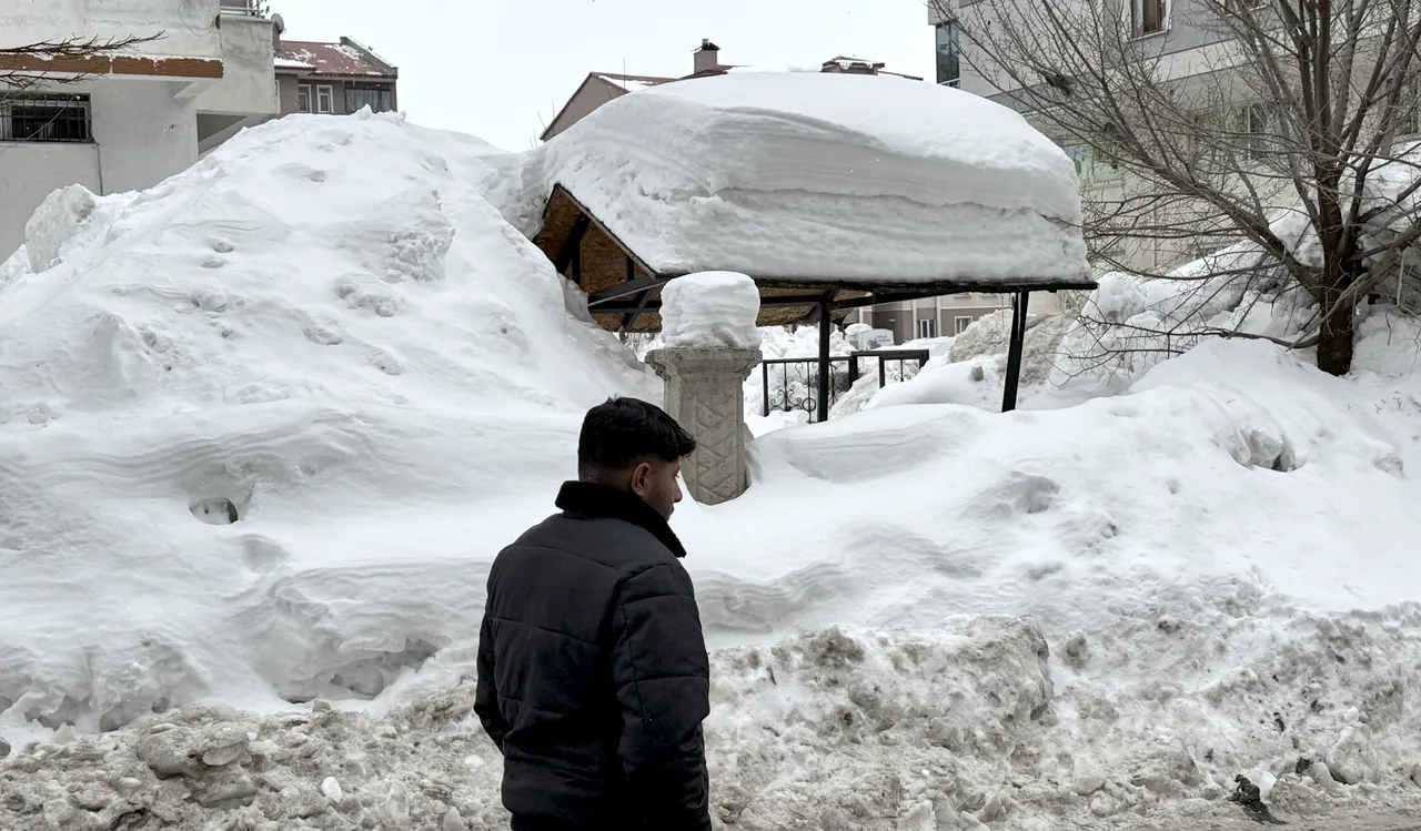 Kar kalınlığı boyları aştı! Bu kentte tabelalar görünmez oldu