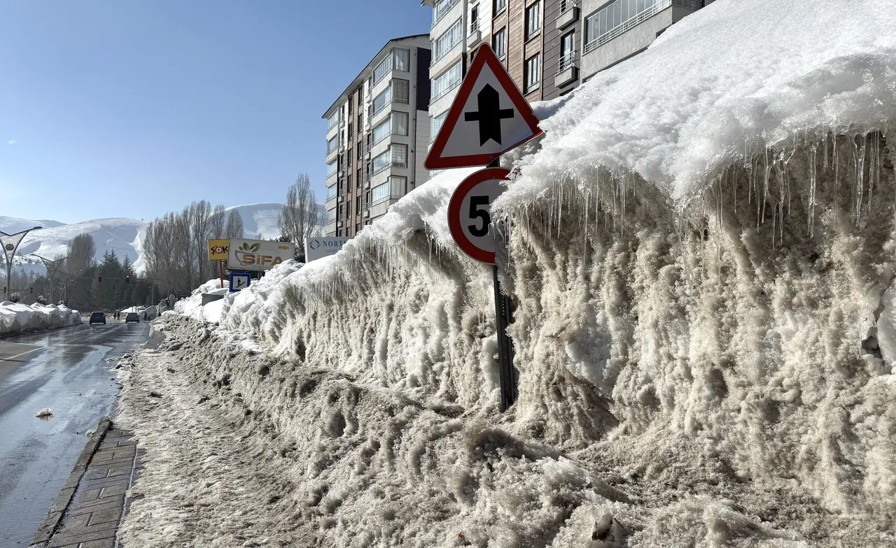 Kar kalınlığı boyları aştı! Bu kentte tabelalar görünmez oldu