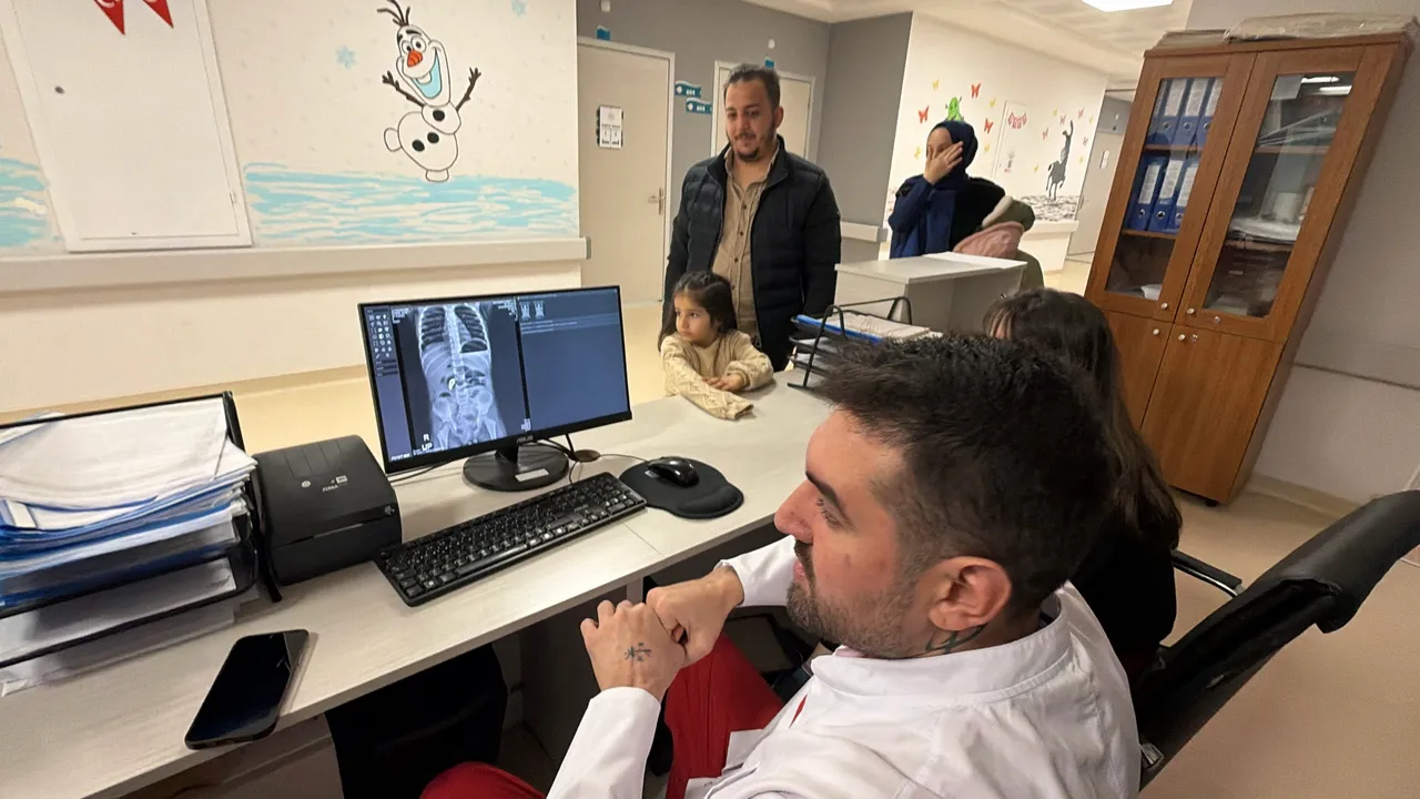 Karın ağrısıyla acile gitti, midesinden çıkanlar şoke etti