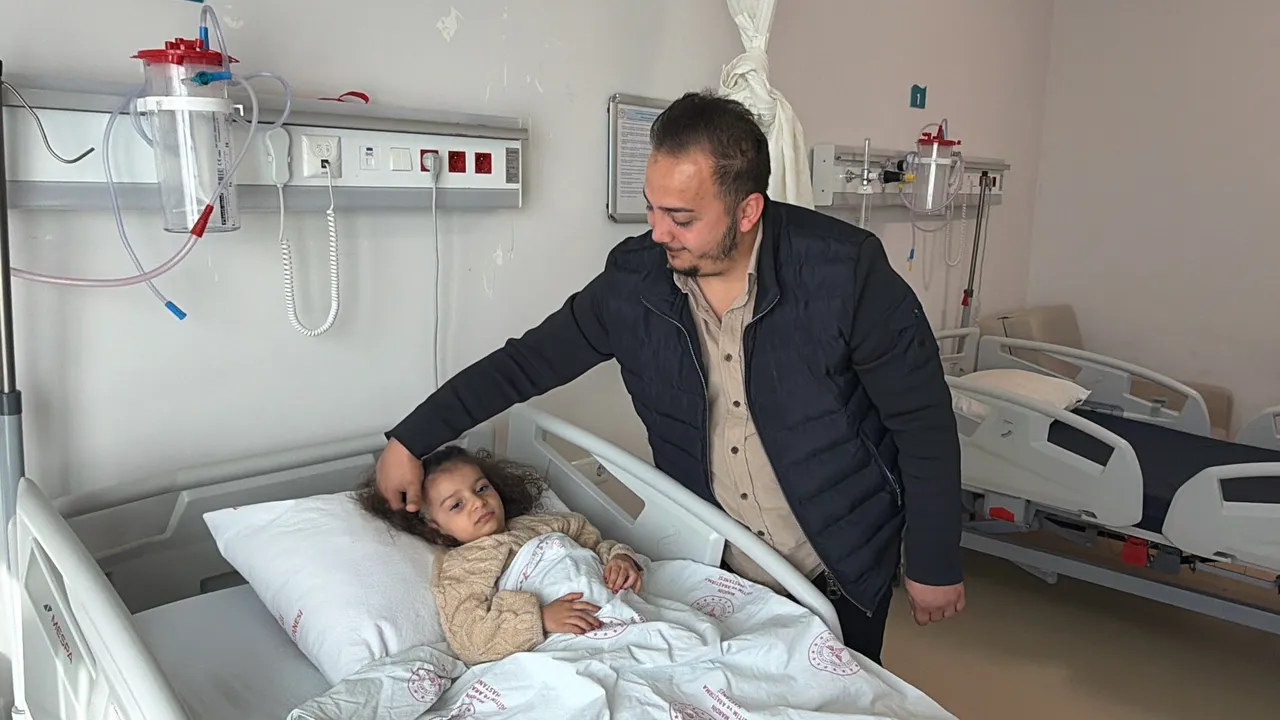 Karın ağrısıyla acile gitti, midesinden çıkanlar şoke etti