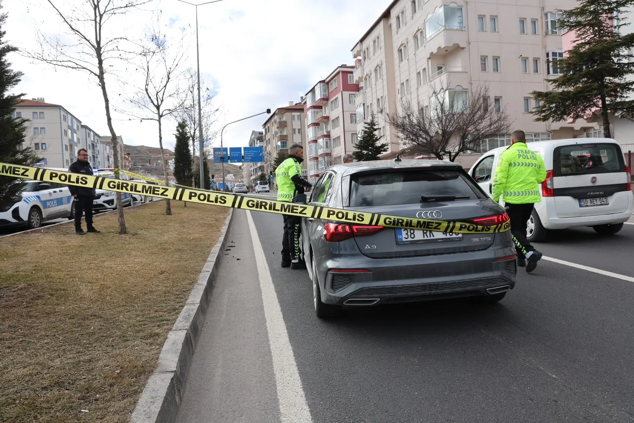 Otomobilin çarptığı adam öldü! 100 metre ileride yaya geçidi varmış
