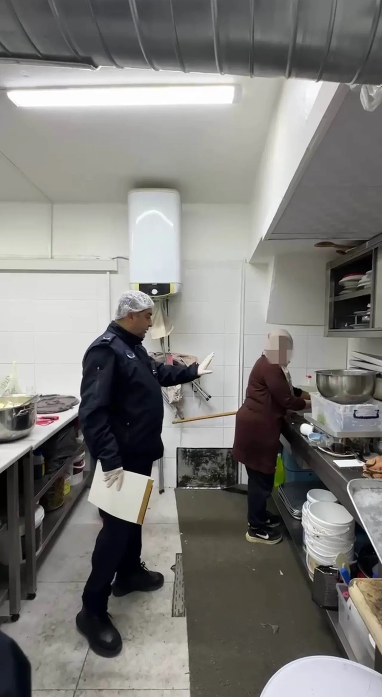 Pastanede mide bulandıran görüntü! Mutfak tezgahında paspas yıkamışlar