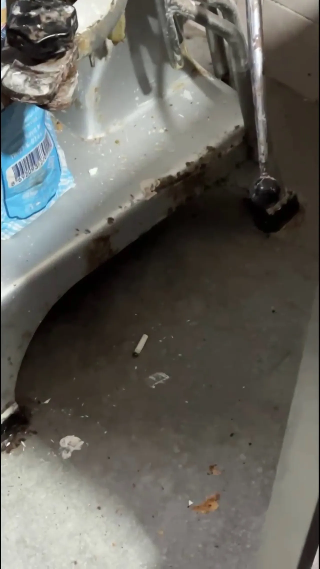 Pastanede mide bulandıran görüntü! Mutfak tezgahında paspas yıkamışlar