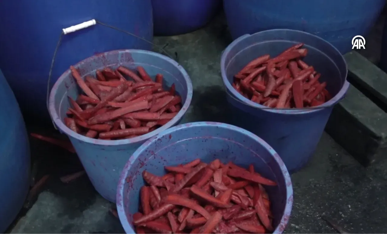 Pastanede mide bulandıran görüntü! Mutfak tezgahında paspas yıkamışlar