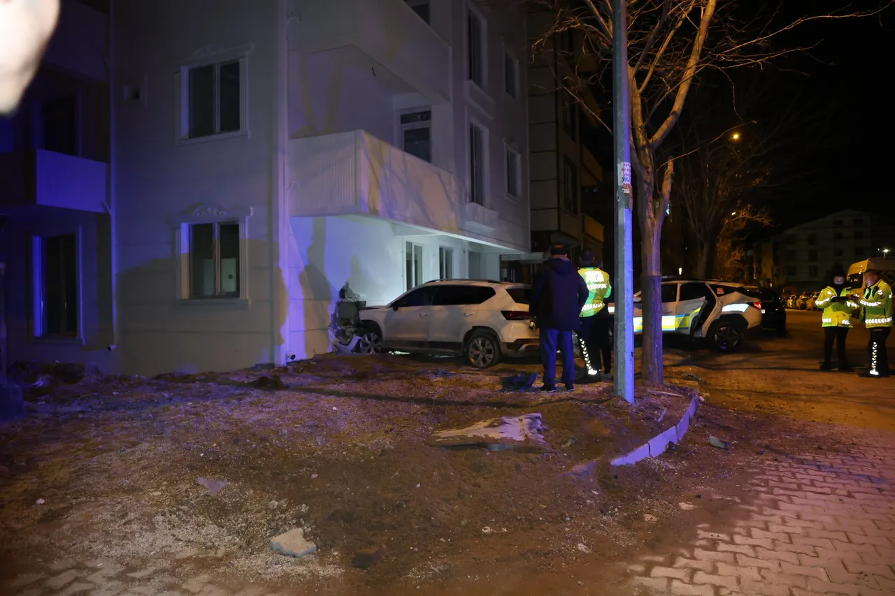 Polisten kaçarken kaza yaptı, yaya olarak kaçtı