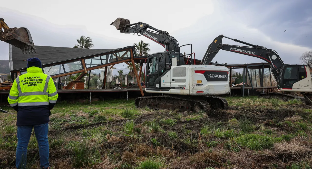 Sapanca Gölü'nde düğmeye basıldı! Kaçak yapılar tek tek kaldırıldı