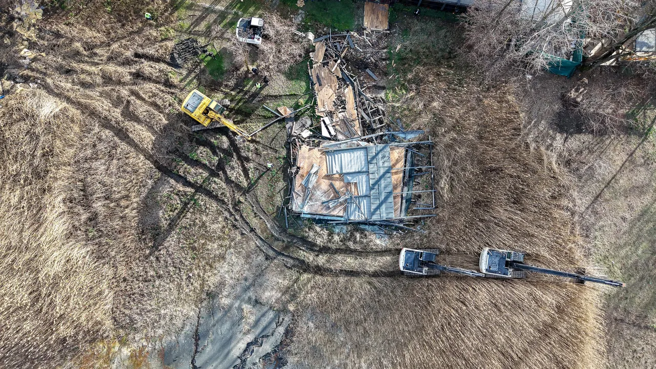 Sapanca Gölünde düğmeye basıldı! Kaçak yapılar tek tek kaldırıldı