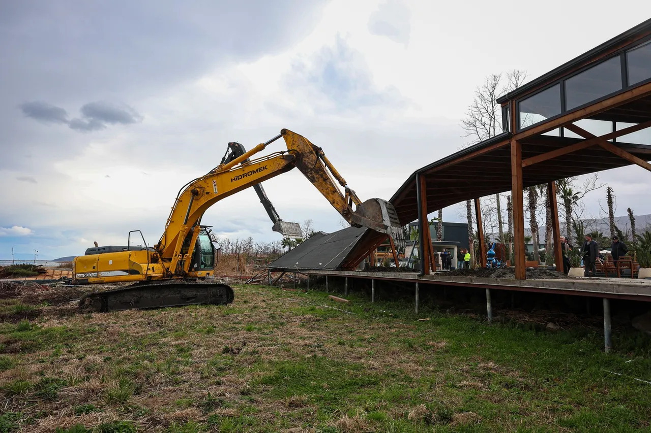 Sapanca Gölünde düğmeye basıldı! Kaçak yapılar tek tek kaldırıldı