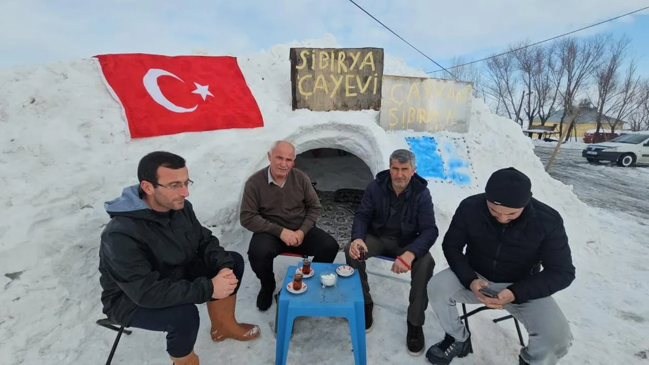 Soğuk havayı fırsata çevirdi, kardan çay evi yaptı
