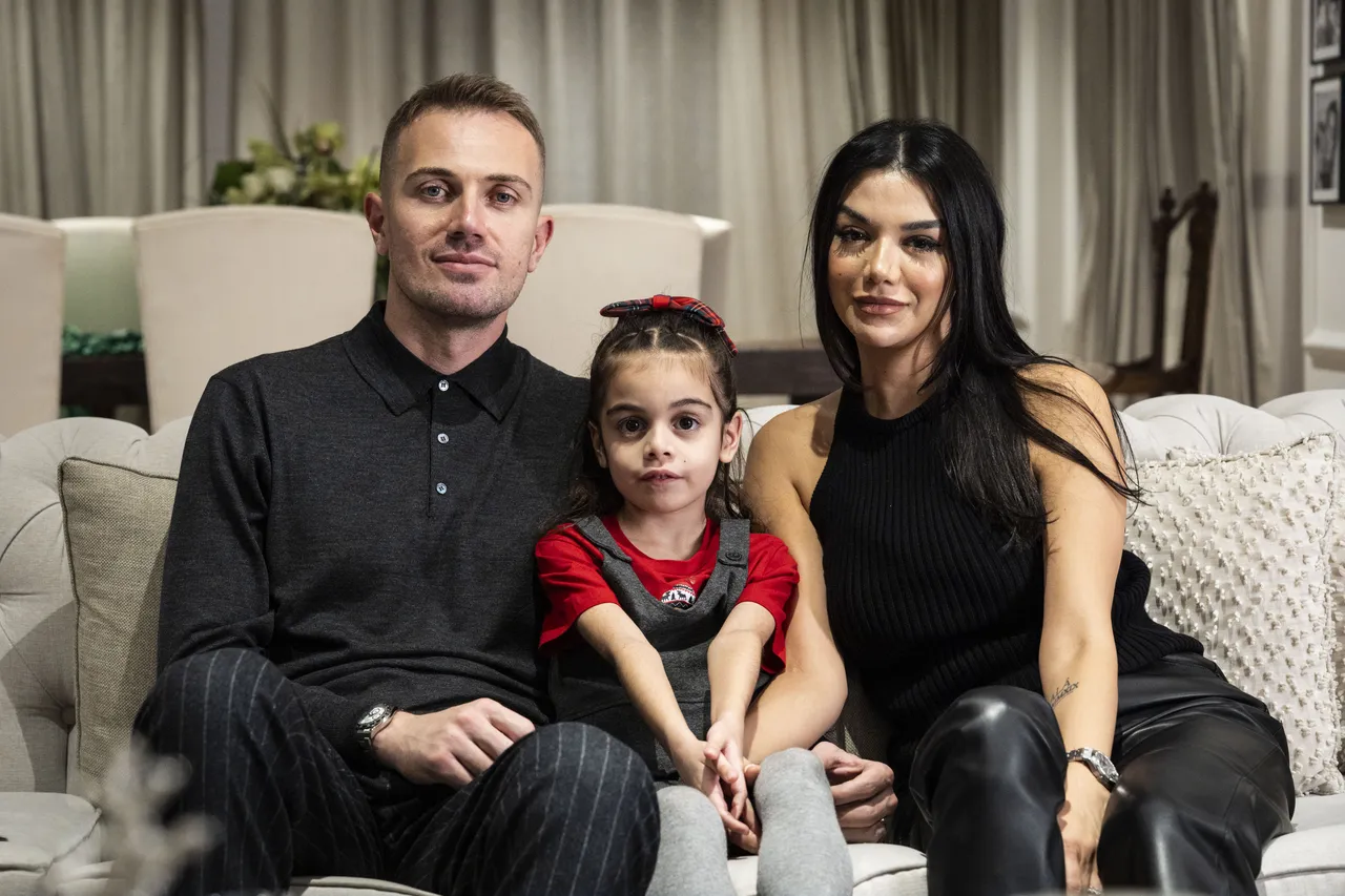 Mert Günok ailesiyle