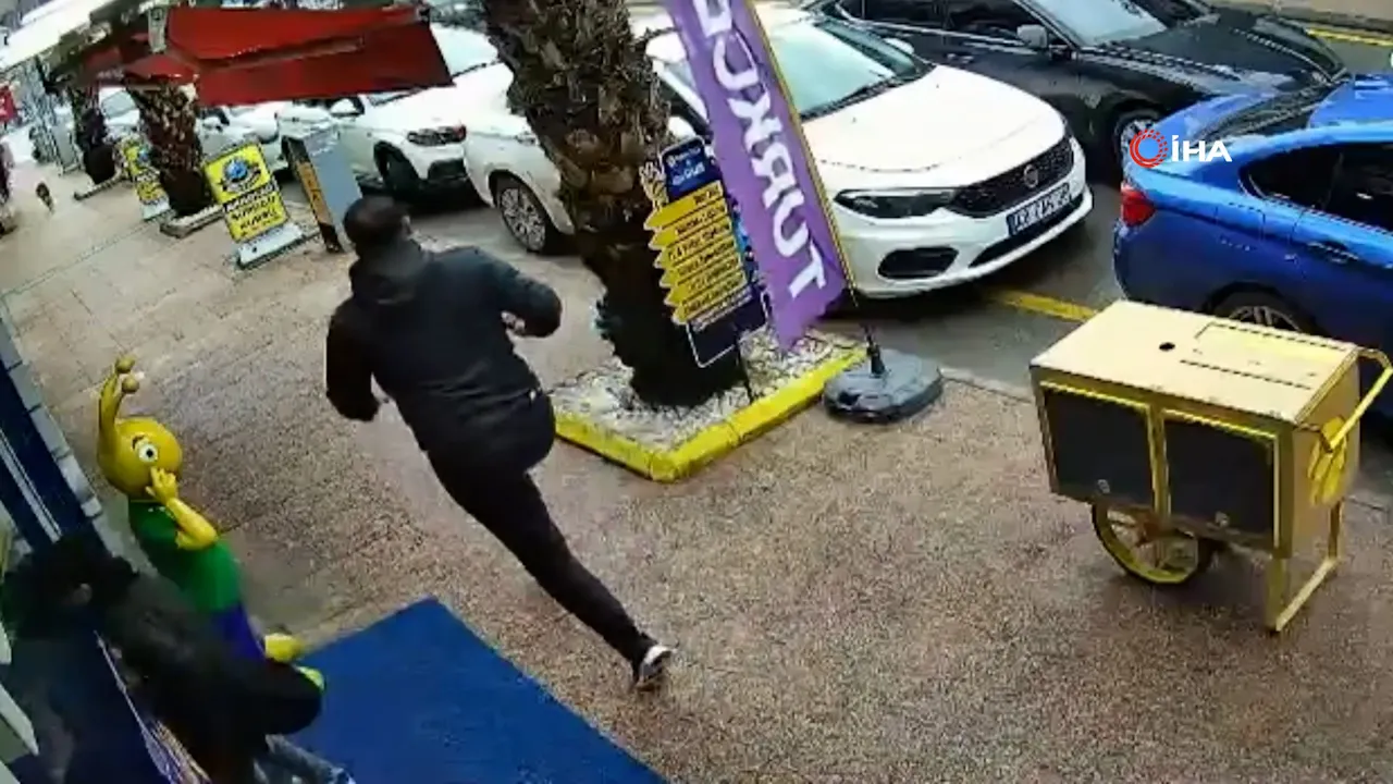 Tarsus'ta film sahnelerini aratmayan soygun! Önce 1 kilo istedi, sonra ateş açıp kaçtı