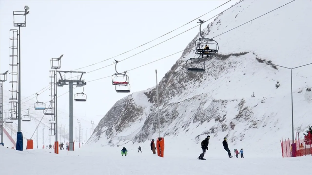 Tatili fırsat bilen oraya koştu! İşte 232 santimetreyle kar kalınlığının en fazla olduğu kayak merkezi