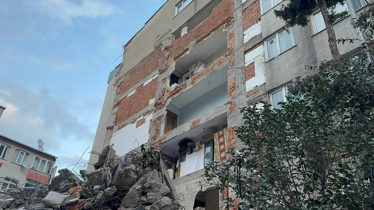 Zeytinburnu'ndaki yıkım çalışması tehlikeyi ortaya çıkardı! 10 gün duvarsız yaşayacaklar