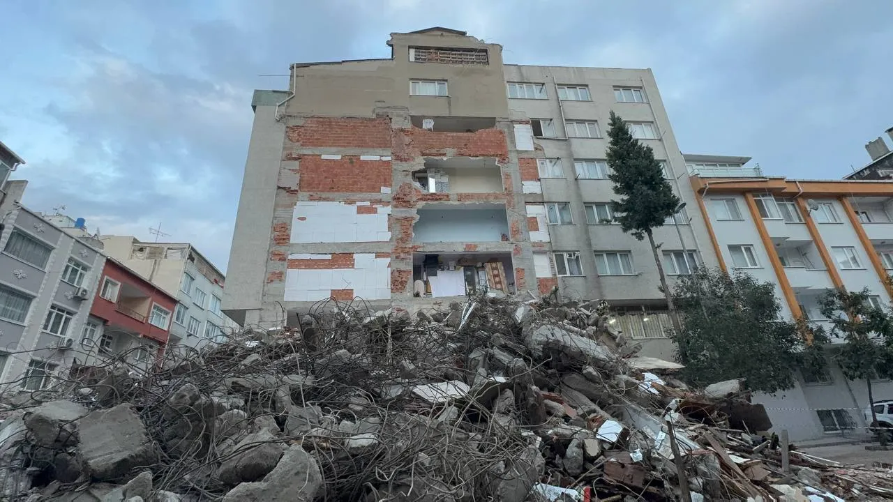 Zeytinburnu'ndaki yıkım çalışması tehlikeyi ortaya çıkardı! 10 gün duvarsız yaşayacaklar