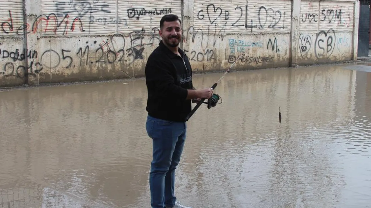 Adana'da esnaftan belediyeye tepki! Göle dönen sokakta olta attı