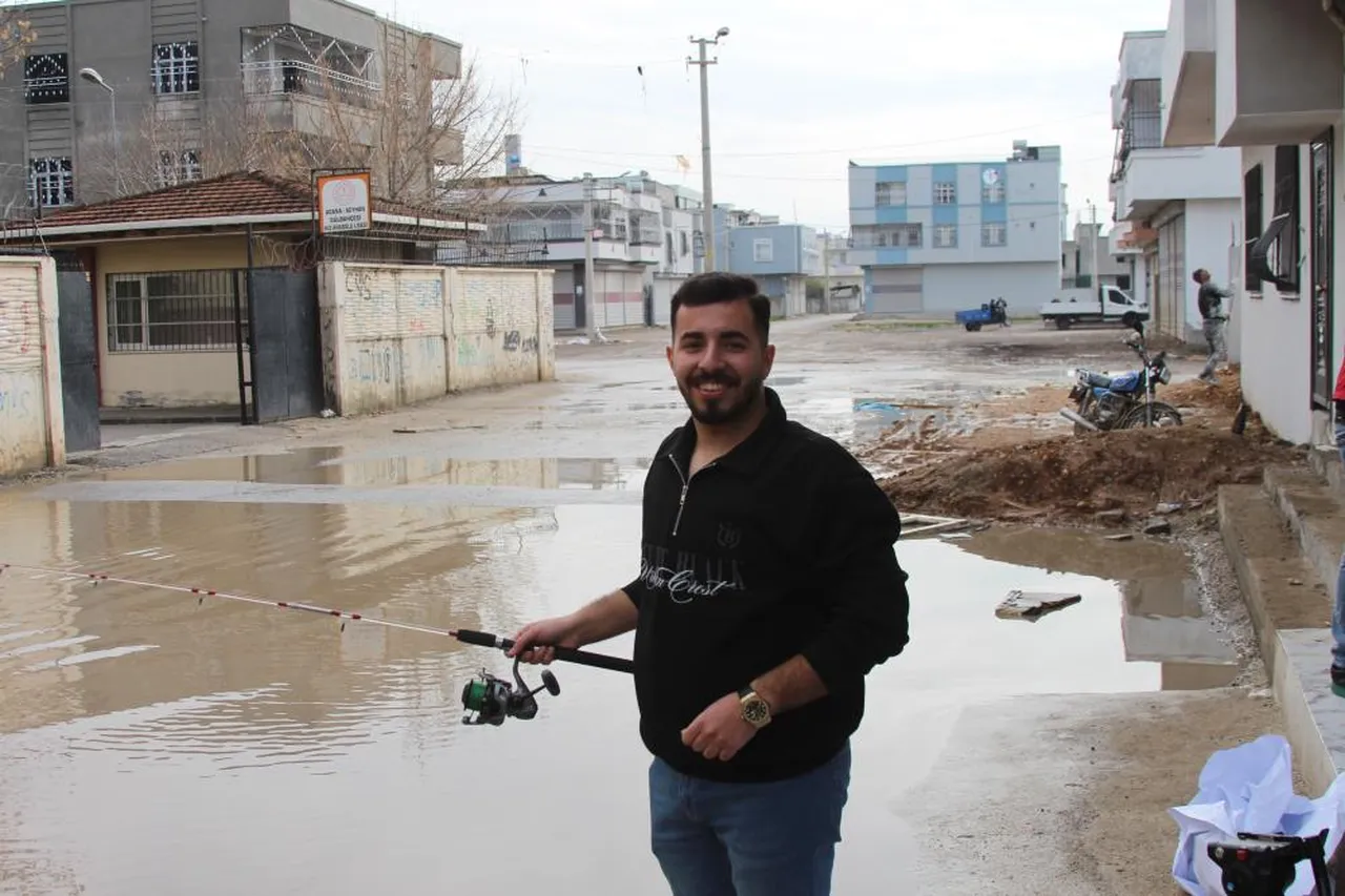 Adana'da esnaftan belediyeye tepki! Göle dönen sokakta olta attı