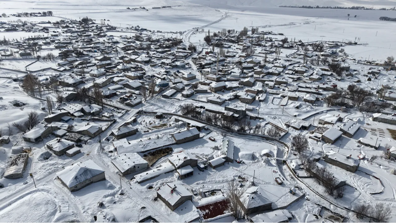 Ağrı buz tuttu! Ne ağaç, ne dere, ne araba hepsi donuyor... 