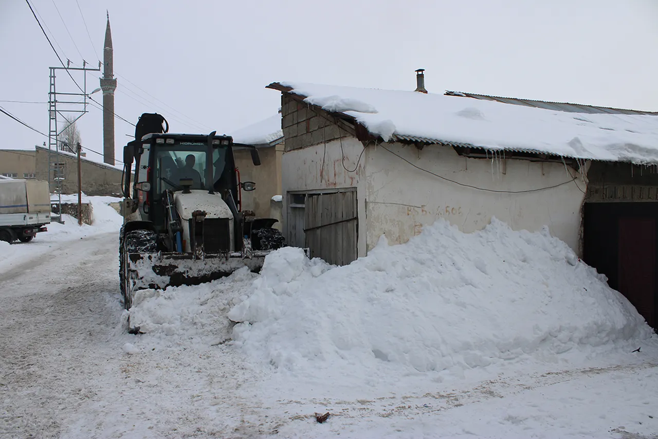 Ağrı buz tuttu! Ne ağaç, ne dere, ne araba hepsi donuyor...