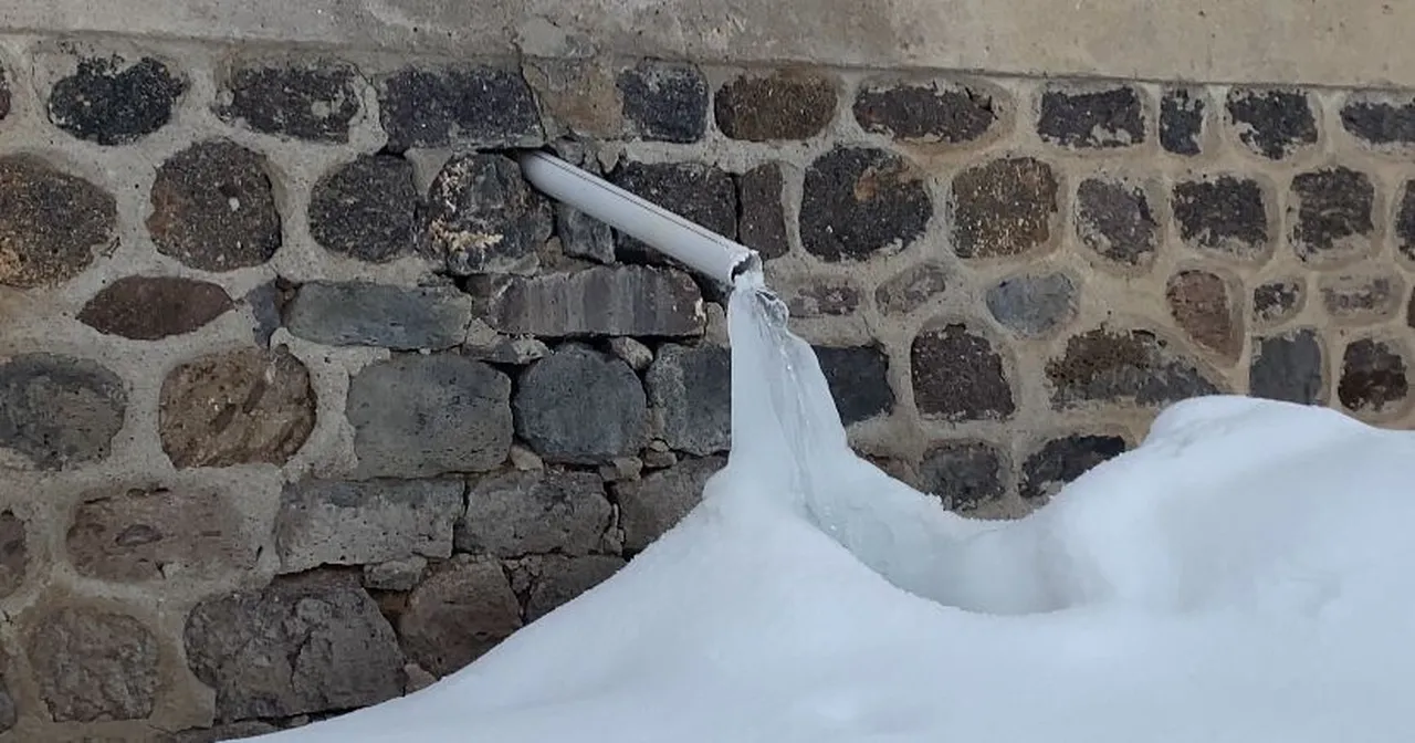 Ağrı buz tuttu! Ne ağaç, ne dere, ne araba hepsi donuyor...