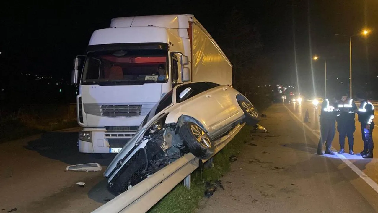 Bariyerlerde 15 metre sürüklenip tıra çarptı: 4 kişi yaralandı