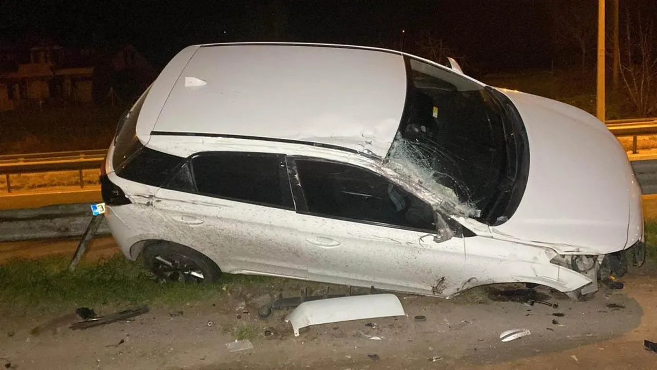 Bariyerlerde 15 metre sürüklenip tıra çarptı: 4 kişi yaralandı